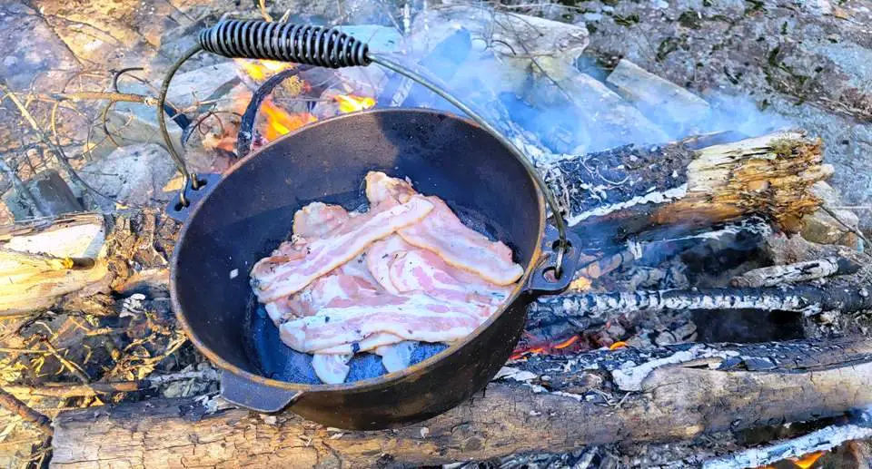 BACON IN CAMP OVEN